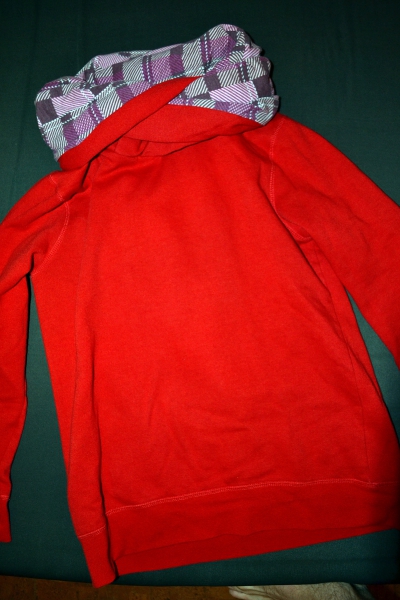 Stylischer Roter Pulli mit langem Kragen