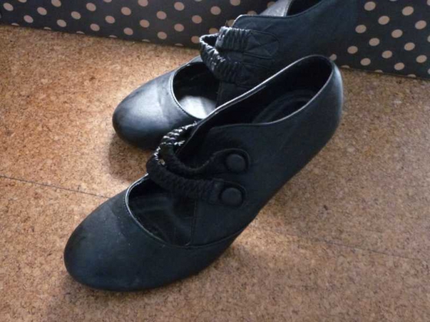 Schöne schwarze Schuhe mit gutem Halt