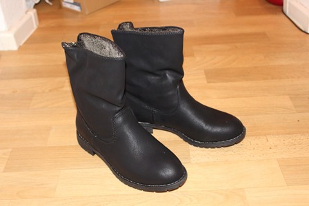 Schöne neue,ungetragene und gefütterte Damenboots/stiefel