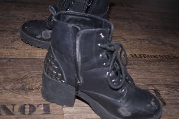 Derbe Plateauboots mit Nieten