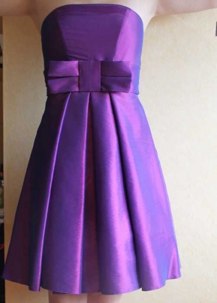 Schulterfreies lila Abendkleid mit abnehmbaren Trägern