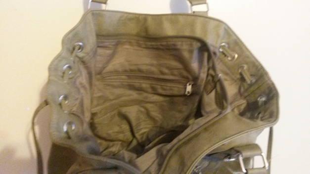 dunkelgrüne Tasche aus Lederimitat