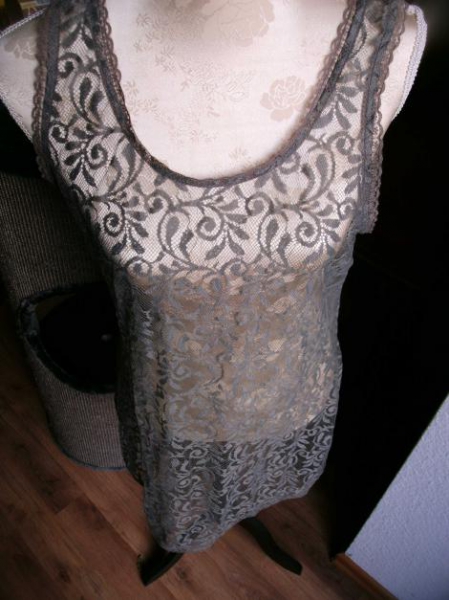 Body needs Hängerchen Kleid Longtop Spitze schlamm taupe