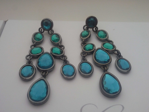 Ohrringe mit grünen Steinen