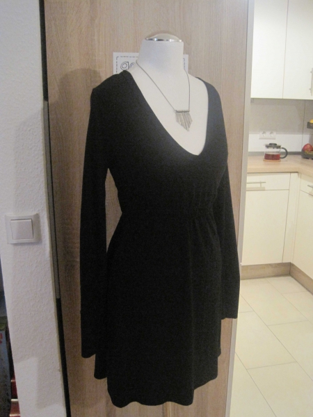 schwarzes Kleid langärmelig