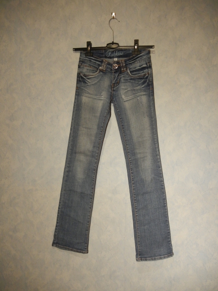 Jeans mit Strasssteinen