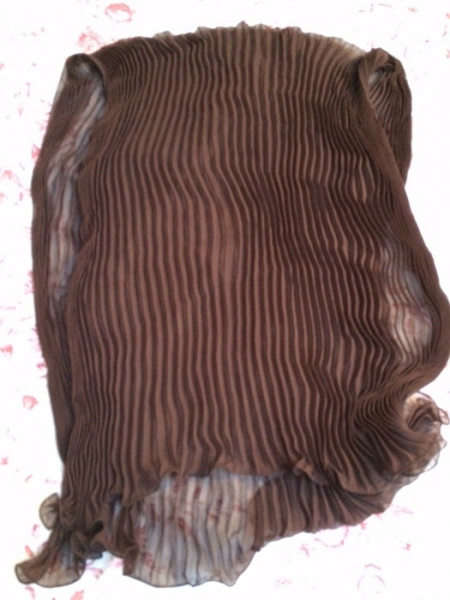 Schokobrauner Crêpe- Schal