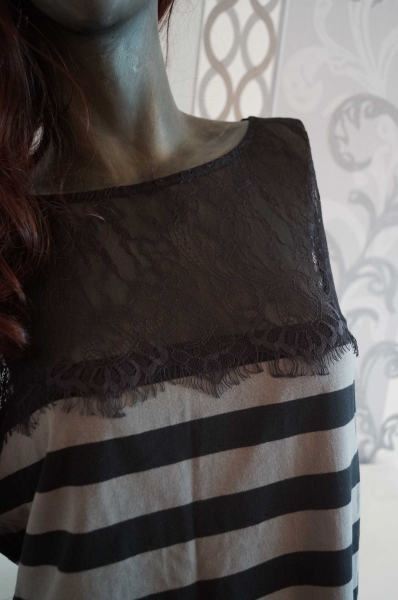 Schwarz Grau gestreiftes Oberteil mit Spitzen an Brust und Oberarm 44 46 Neu