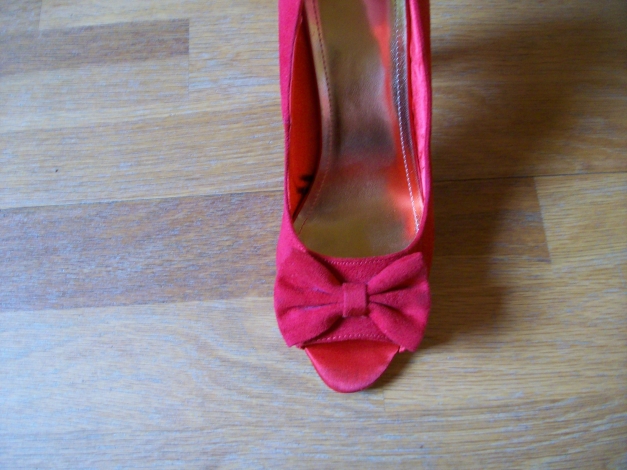 Rote Peeptoes mit Schleife