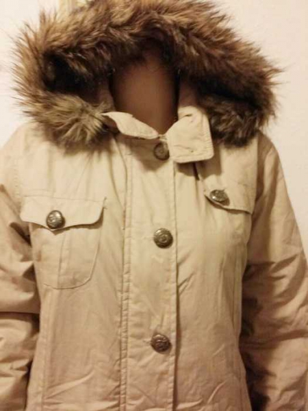 Schöne Jacke mit Fell Kapuze und Steinchen