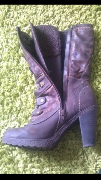 braune Winterstiefel mit Schnürung