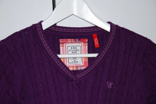 Dicker lila Winterpullover mit Flechtmuster 