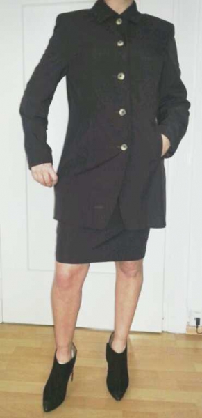 Bordeauxfarben meliertes Kostüm bestehend aus kurzem Rock und längerem Blazer Gr 40/M