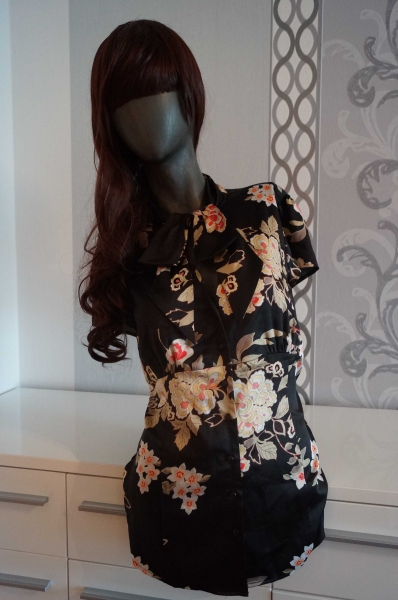 Schwarze Bluse mit Blumenmuster Schleife und Brustausschnitt ausgez.16 passt 42 44 XL 