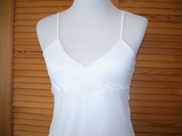 Weißes Top mit Netzteil