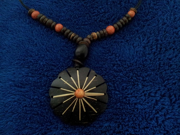 Holzkette mit Drachenbaumkernen