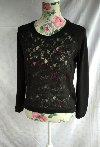 Schwarzer Pullover mit Spitze