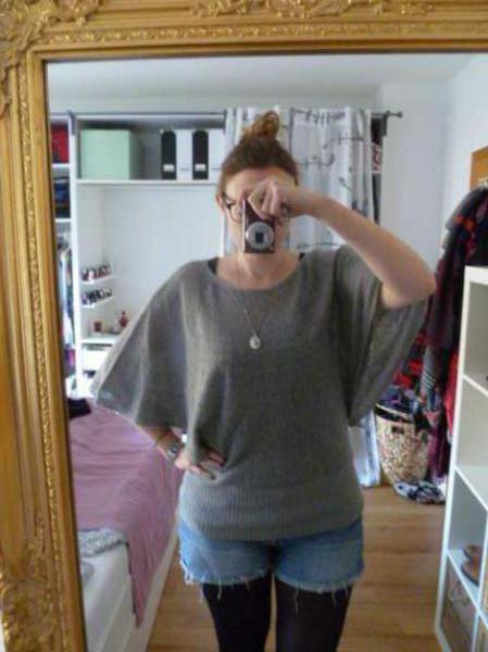 Grauer Pulli mit Fledermausärmeln