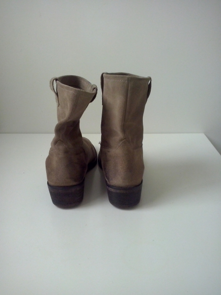 Zara Stiefeletten aus beigem Wildleder.