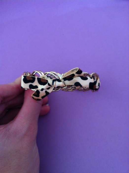 süßer goldener Armreifen