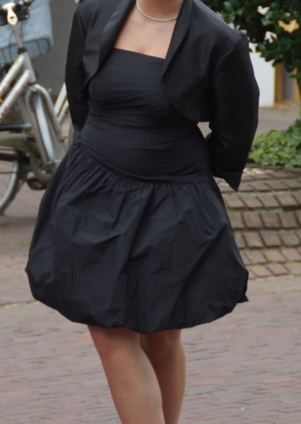 schwarzes Kleid