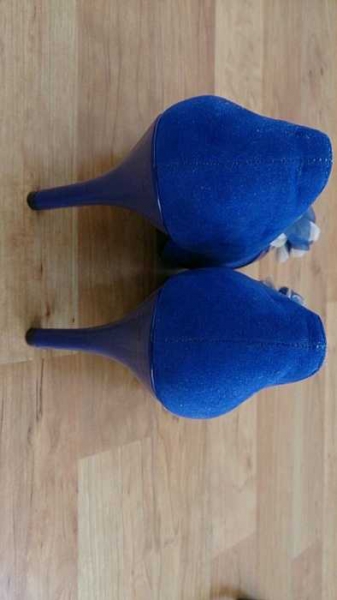 Tolle Blaue Pumps mit einer Blume vorne 