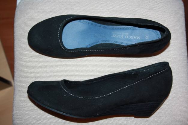 schwarze Pumps mit Keilabsatz