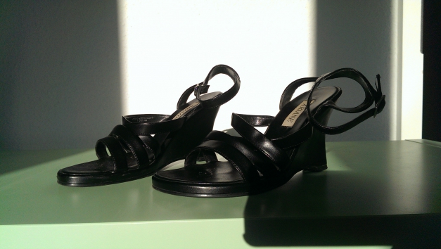 schwarze Keilsandalen