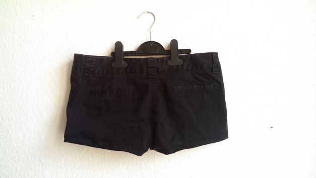 Schwarze Hotpants Gr. 36 38 S M Amisu Shorts mit herausschauenden Taschen