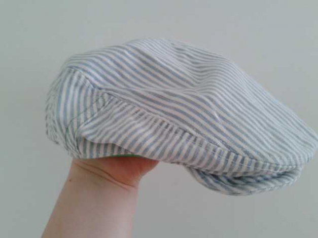 Blau-weiß gestreißte Schiebermütze mit Neon-Details  