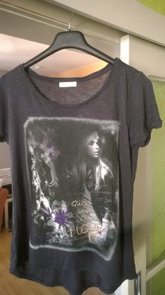 dunkelgraues tshirt mit aufdruck 