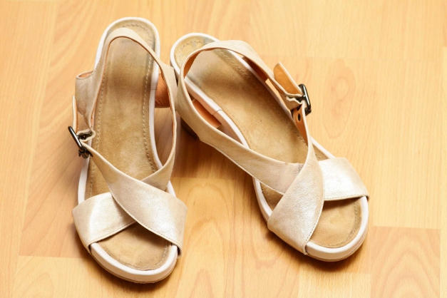 Closed Sandalen gold