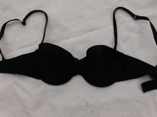 Schwarzer BH mit Satinumrandung !