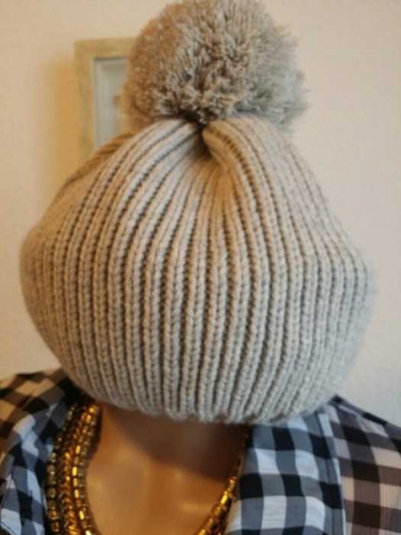 Schöne strick Mütze in grau und Creme Farbe 