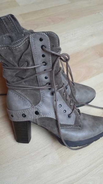 Stiefel mit raffinierter Schnürung