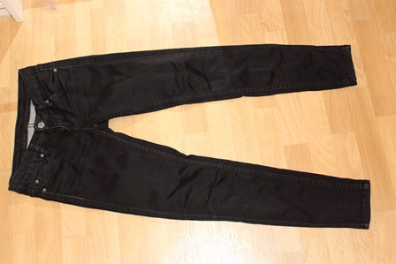selten getragene schwarze Jeanshose