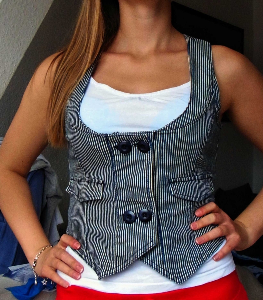 blau weiß gestreifte Weste