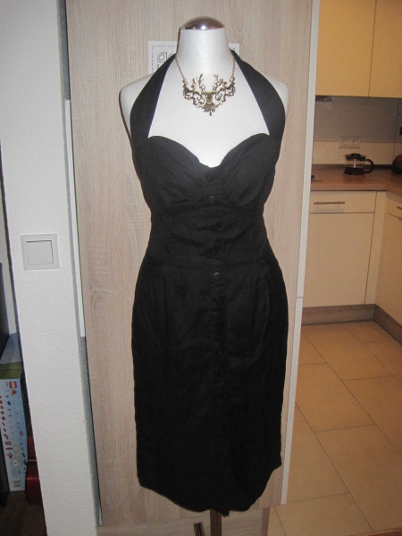 schwarzes Neckholderkleid 