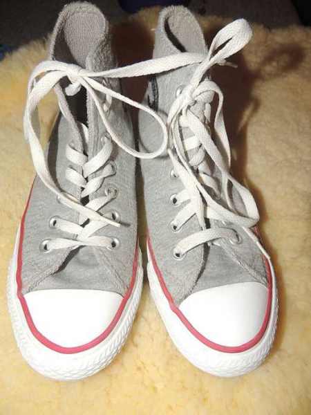 coole chucks in grau