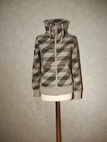 graue Sweatjacke mit hohem Kragen