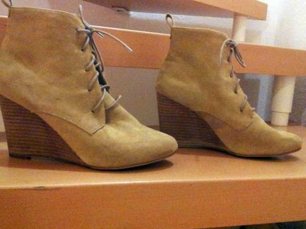 Kurze Stiefel aus Veloursleder / Orsay