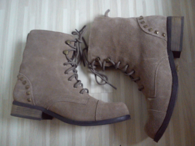 wunderschönes Paar Wildlederstiefel Boots NIeten