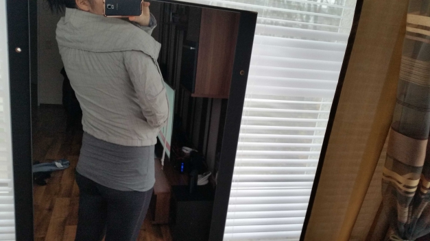 Graue Jacke mit breitem Kragen