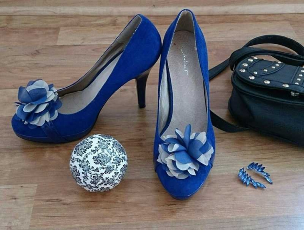Tolle Blaue Pumps mit einer Blume vorne 