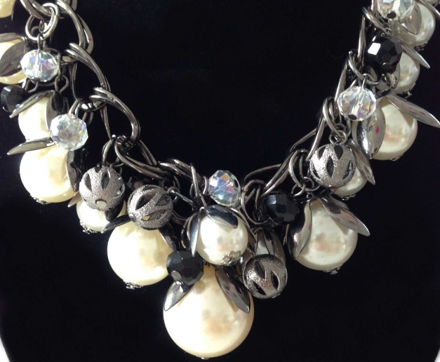 Statement Kette Halskette Grau Silber Blume Perlen schwarz Perlenkette Panzerkette