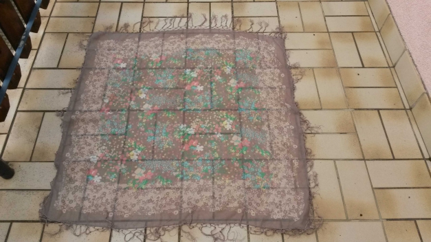 Schickes Halstuch mit Fransen