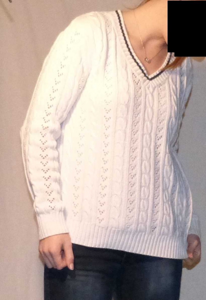 weißer Wollpulli mit blauem Kragen