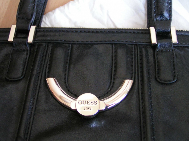 Guess Medium Traum Tasche Handtasche Umhängetasche schwarz NEU 159,-€