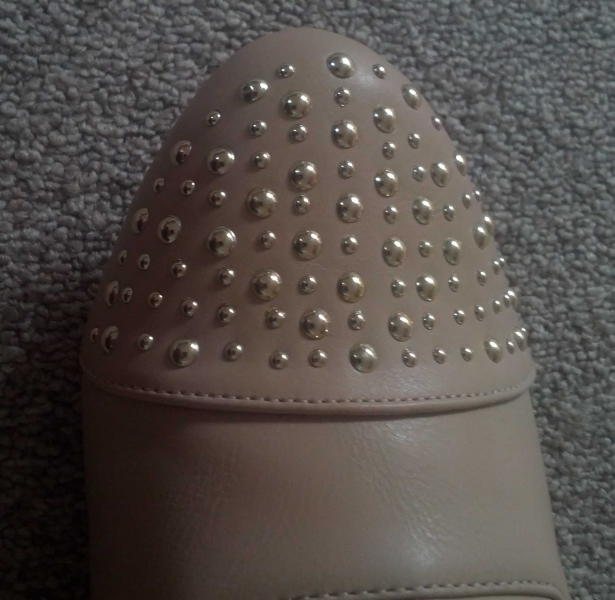 Hübsche Schuhe Gr 40 (Gr 9) Nude mit Nieten