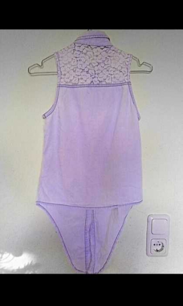 Hellblaue Jeansweste mit Spitzen